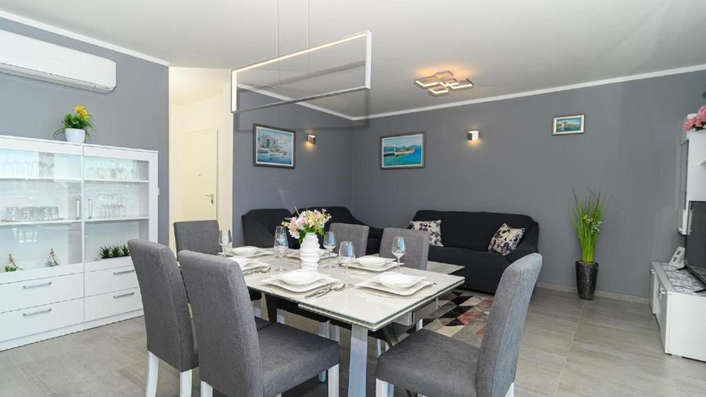 Seaside Luxury Apartment